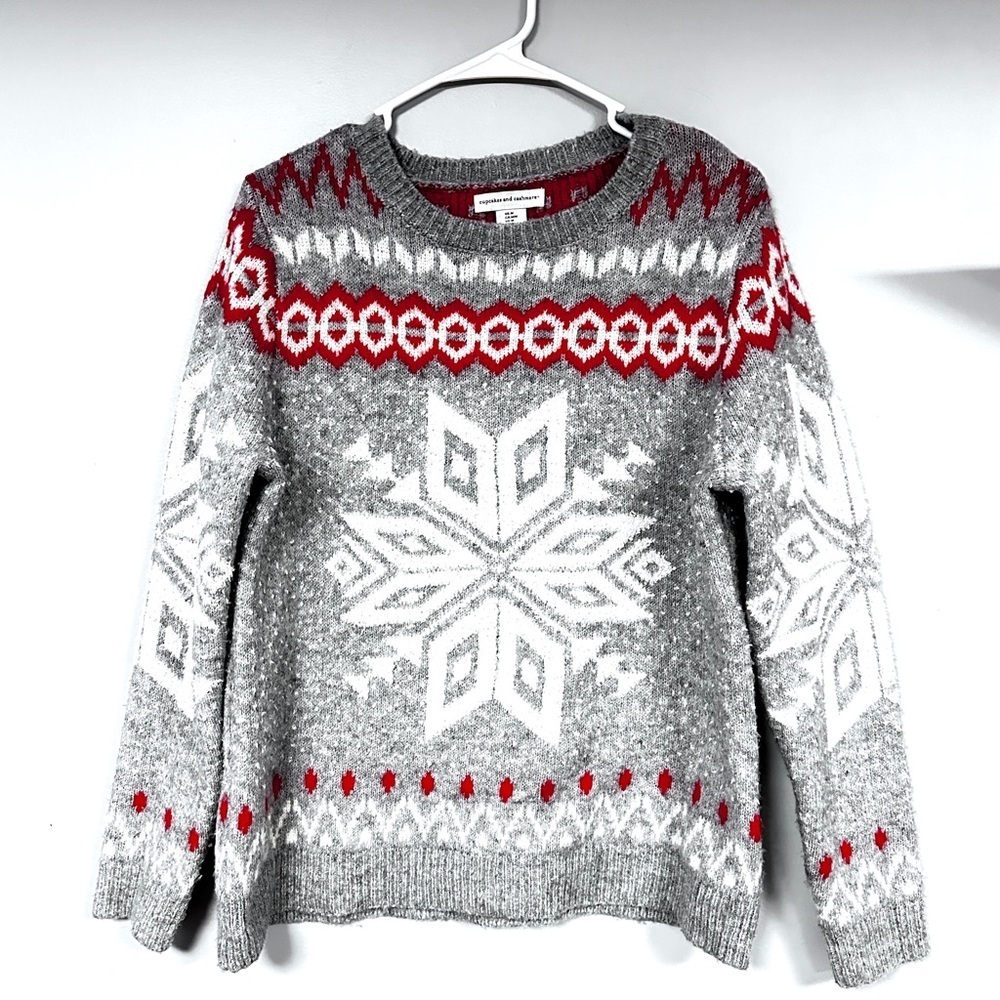 CUPCAKES AND CASHMERE Super Soft Fuzzy, Dove Grey & Red Snowflake Knit Sweater M